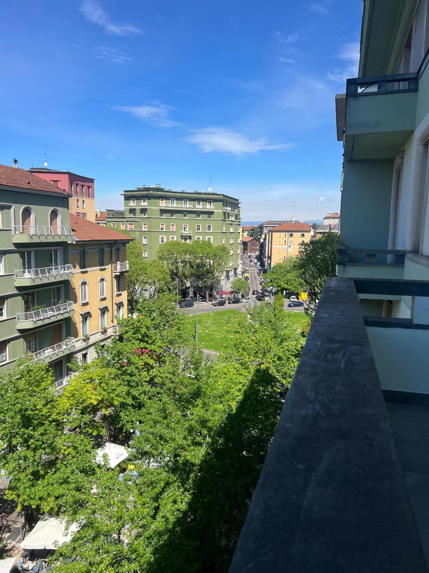 New Apartment With Balcony, Isola Bosco Verticale Milan Exterior photo
